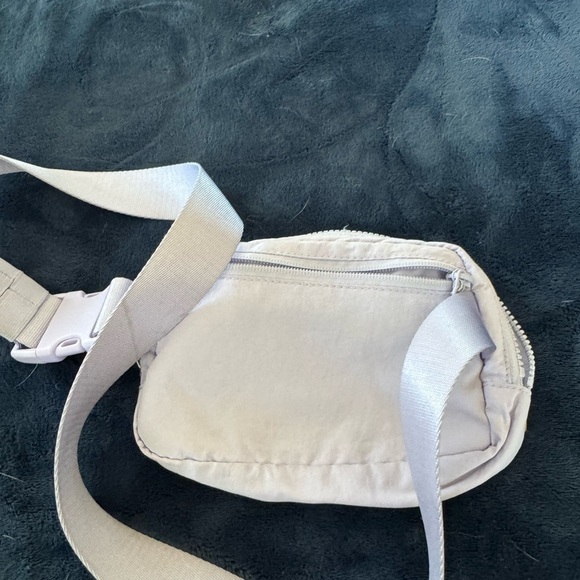 Lululemon Everywhere Belt Bag 1L Lavender - Picture 3 of 7